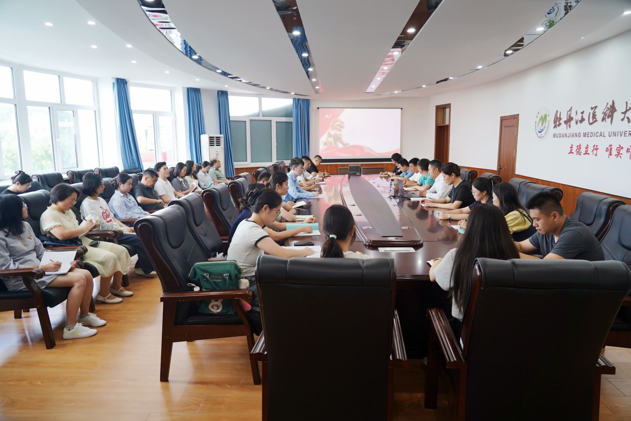 张修明围绕“政绩为谁而树
