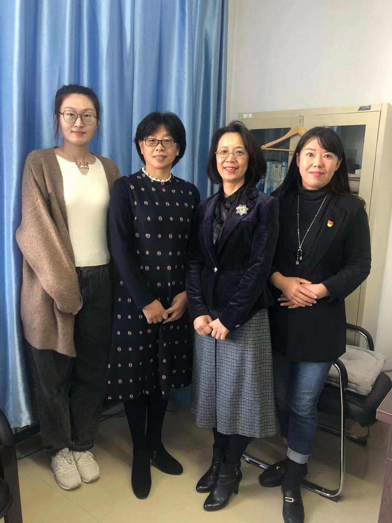 新生辅导员樊俊杰带领全体新生前往校史