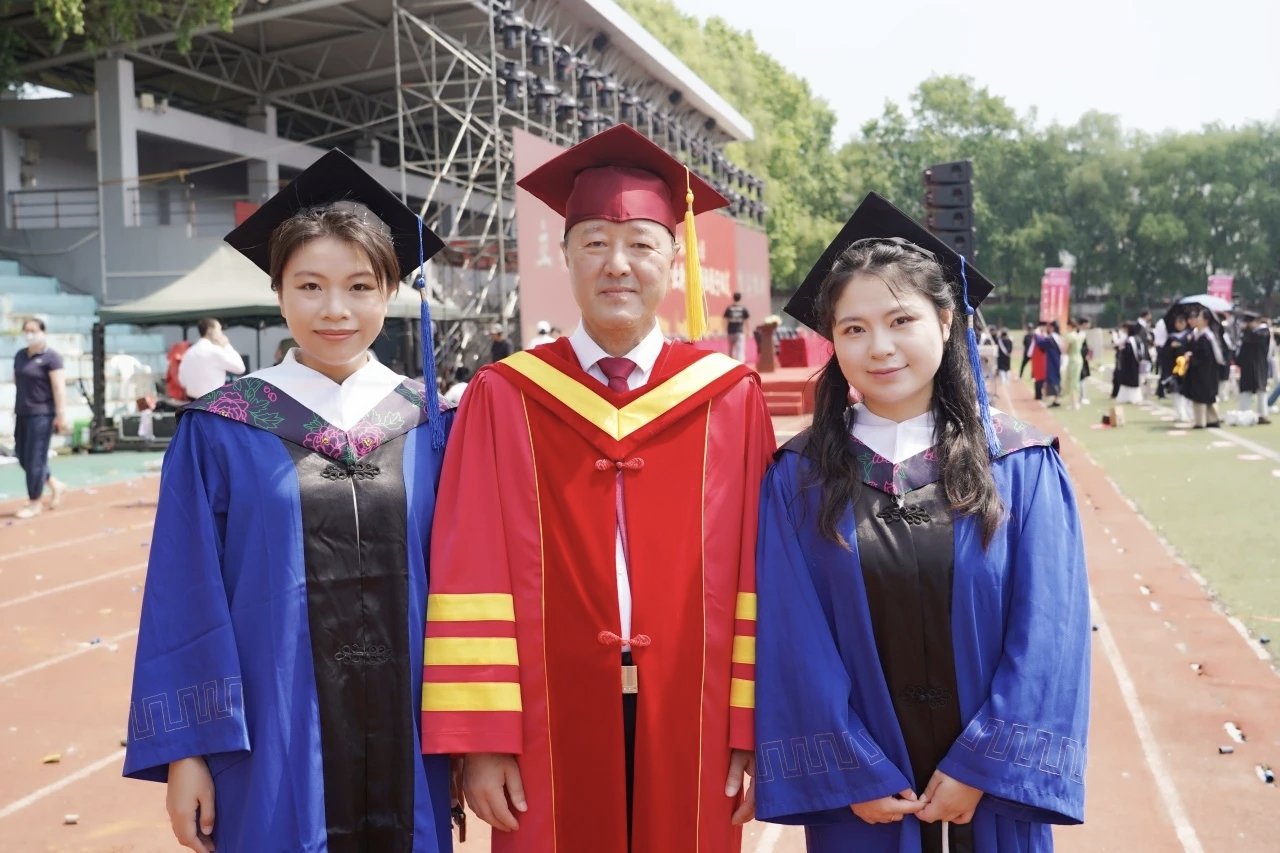 既是对全体毕业生数载勤学求索的盛大嘉